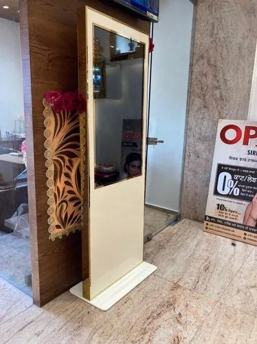 32" Interactive digital signage standee